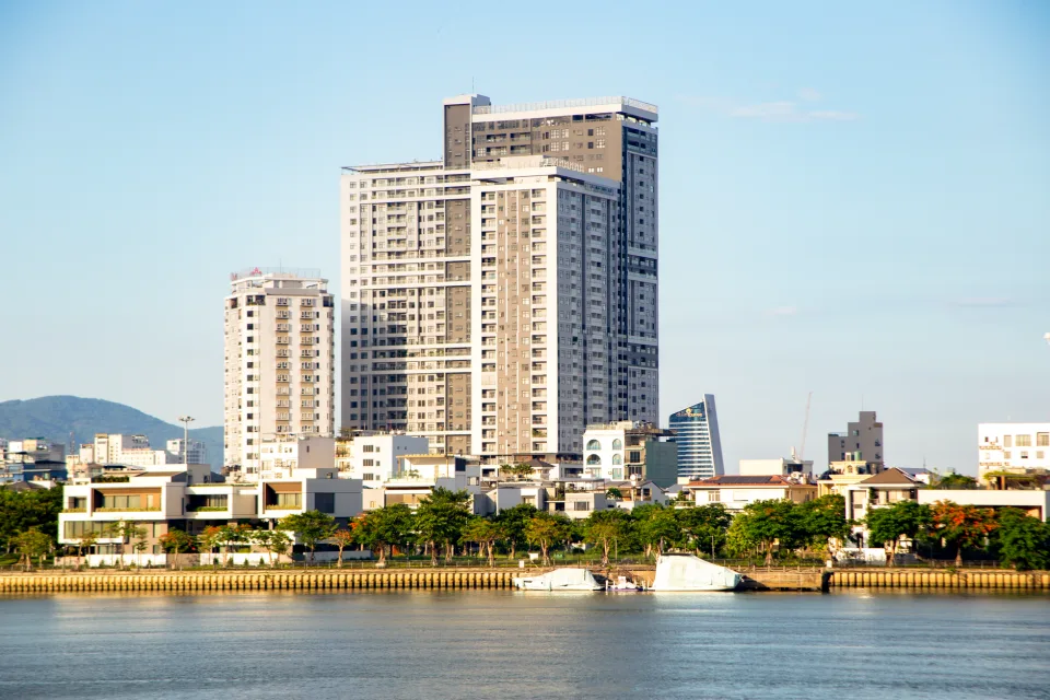 Xe dẫn khách đi xem